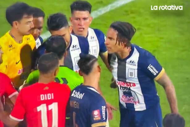 Paolo Guerrero reclama a arbitro Bruno Pérez