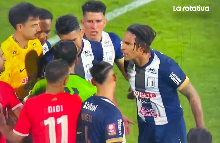 Paolo Guerrero reclama a arbitro Bruno Pérez
