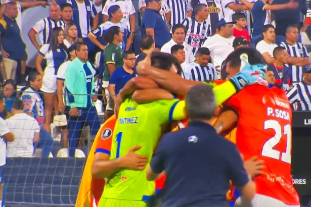 hinchas de alianza lima sufren por la eliminación de su equipo