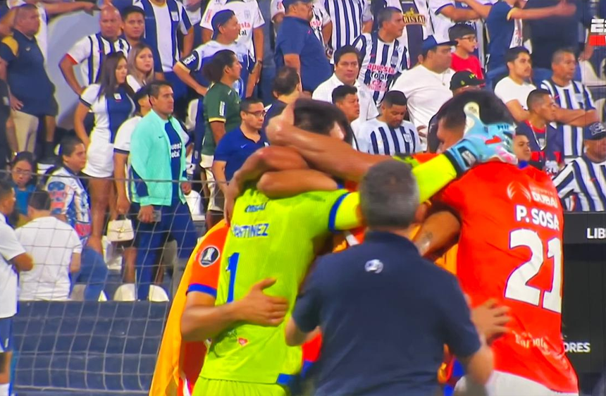 hinchas de alianza lima sufren por la eliminación de su equipo