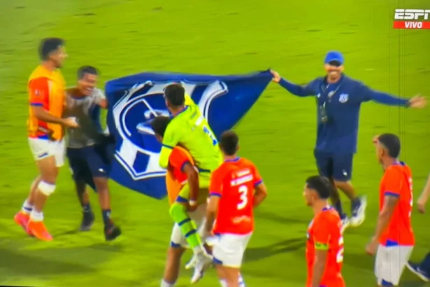 jugadores de 2 de mayo celebran en matute